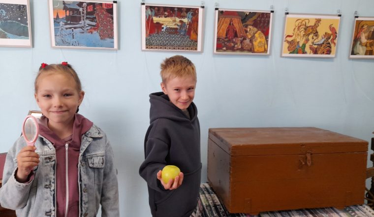 В День русского языка дети изучают сказки Пушкина с помощью «Волшебного сундучка»