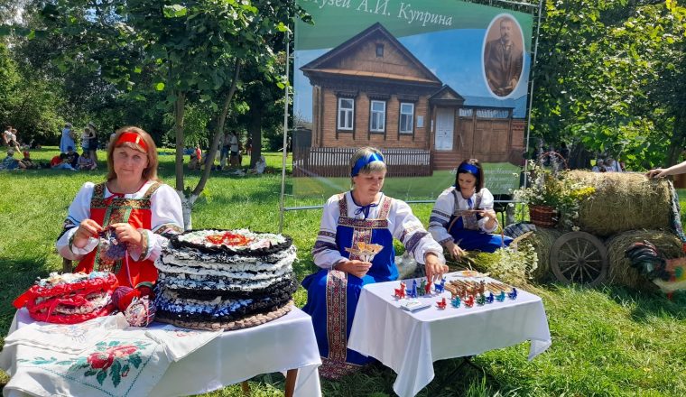 Сотрудники музея А.И. Куприна рассказали на Тихвинской ярмарке про Наровчатские народные промыслы