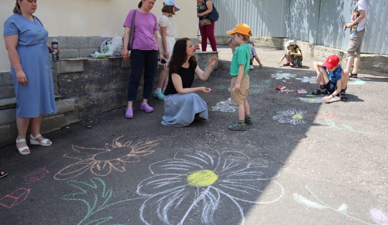 В Литературном музее дети нарисовали ромашки – символ Дня семьи, любви и верности
