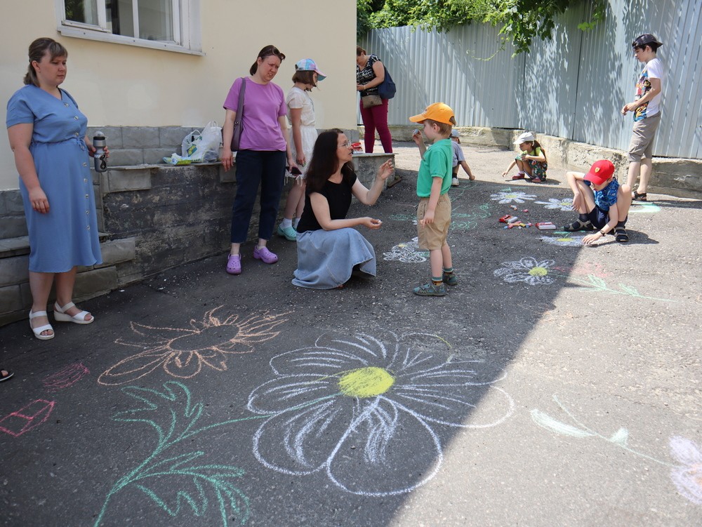 День семьи рисунки на асфальте