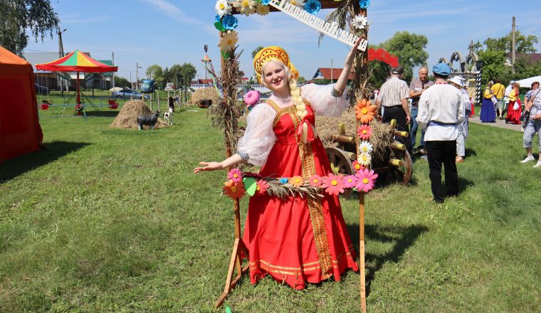 «Тихвинская ярмарка» собирает в Радищево всё больше людей