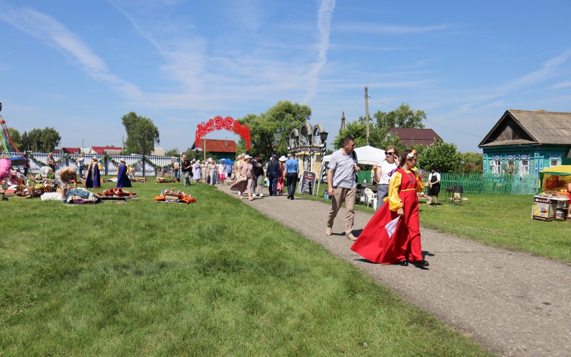 “ТИХВИНСКАЯ ЯРМАРКА” СОБИРАЕТ В РАДИЩЕВО ВСЁ БОЛЬШЕ ЛЮДЕЙ