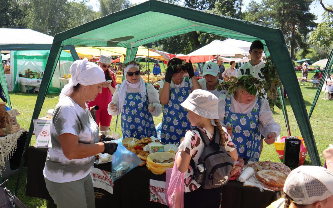 “ТИХВИНСКАЯ ЯРМАРКА” СОБИРАЕТ В РАДИЩЕВО ВСЁ БОЛЬШЕ ЛЮДЕЙ