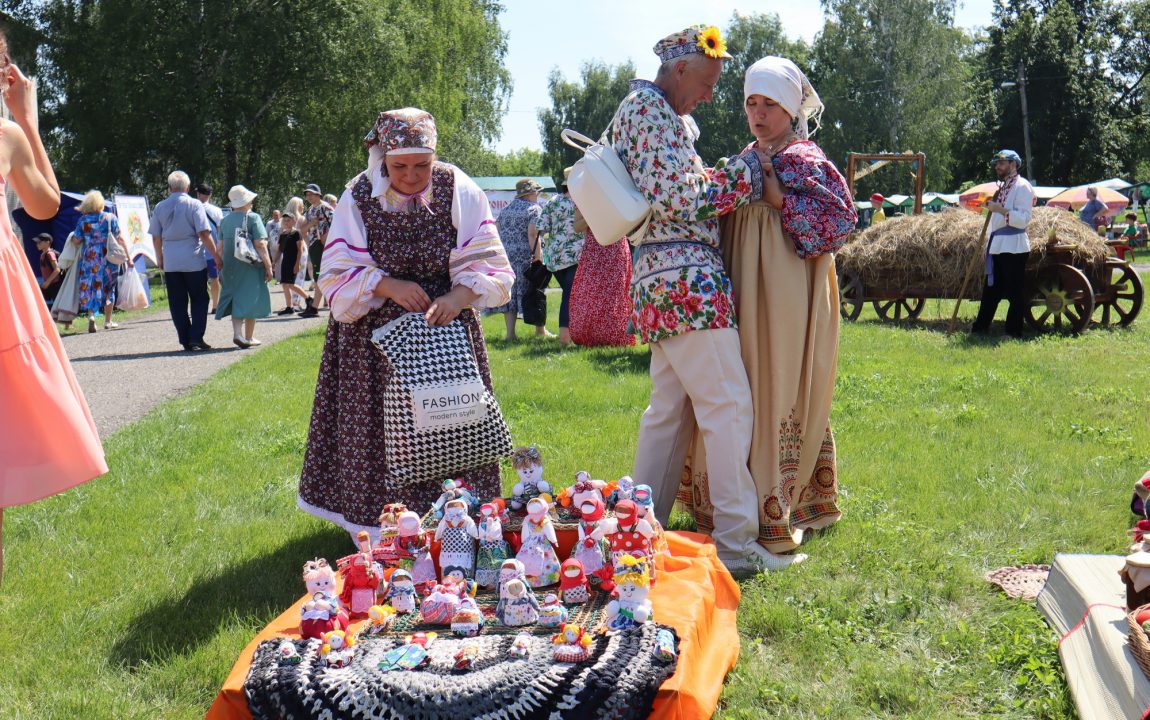 “ТИХВИНСКАЯ ЯРМАРКА” СОБИРАЕТ В РАДИЩЕВО ВСЁ БОЛЬШЕ ЛЮДЕЙ