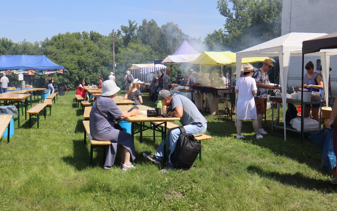 “ТИХВИНСКАЯ ЯРМАРКА” СОБИРАЕТ В РАДИЩЕВО ВСЁ БОЛЬШЕ ЛЮДЕЙ