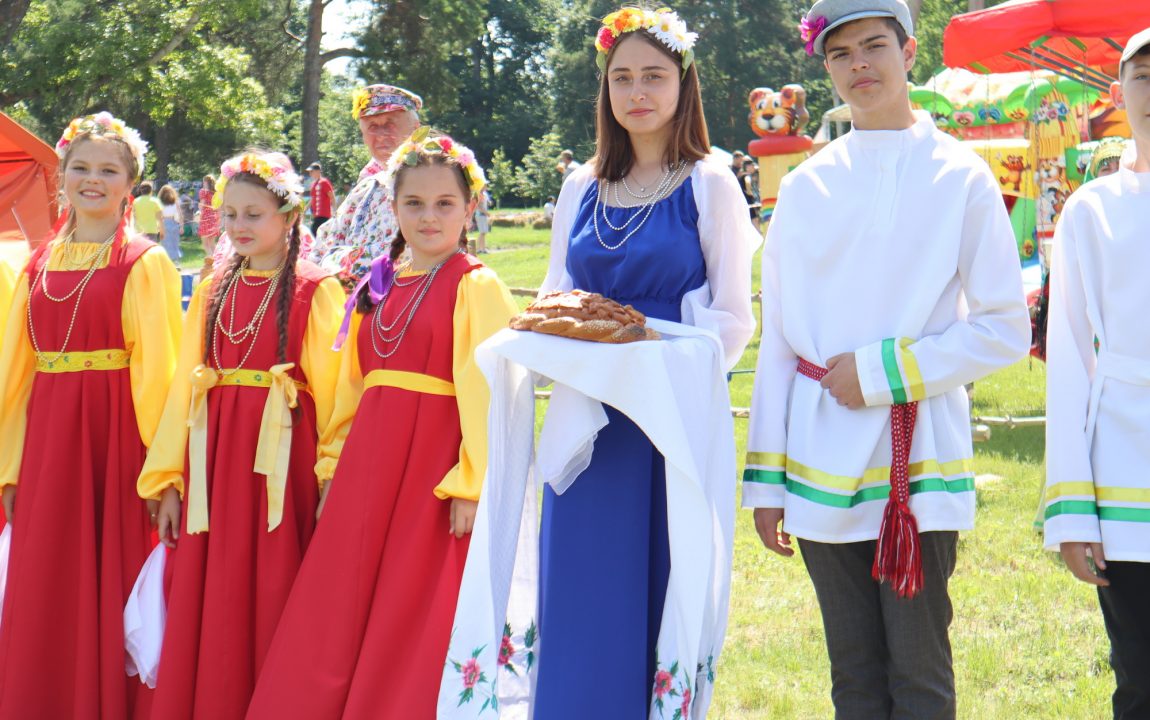 “ТИХВИНСКАЯ ЯРМАРКА” СОБИРАЕТ В РАДИЩЕВО ВСЁ БОЛЬШЕ ЛЮДЕЙ