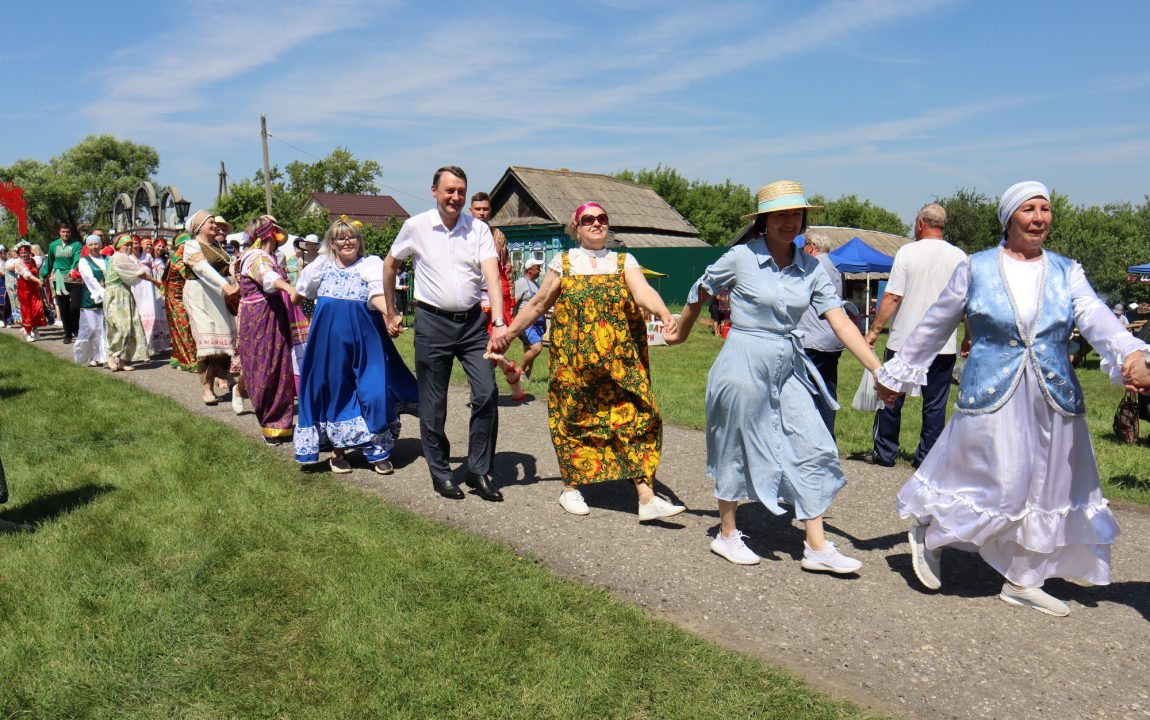“ТИХВИНСКАЯ ЯРМАРКА” СОБИРАЕТ В РАДИЩЕВО ВСЁ БОЛЬШЕ ЛЮДЕЙ
