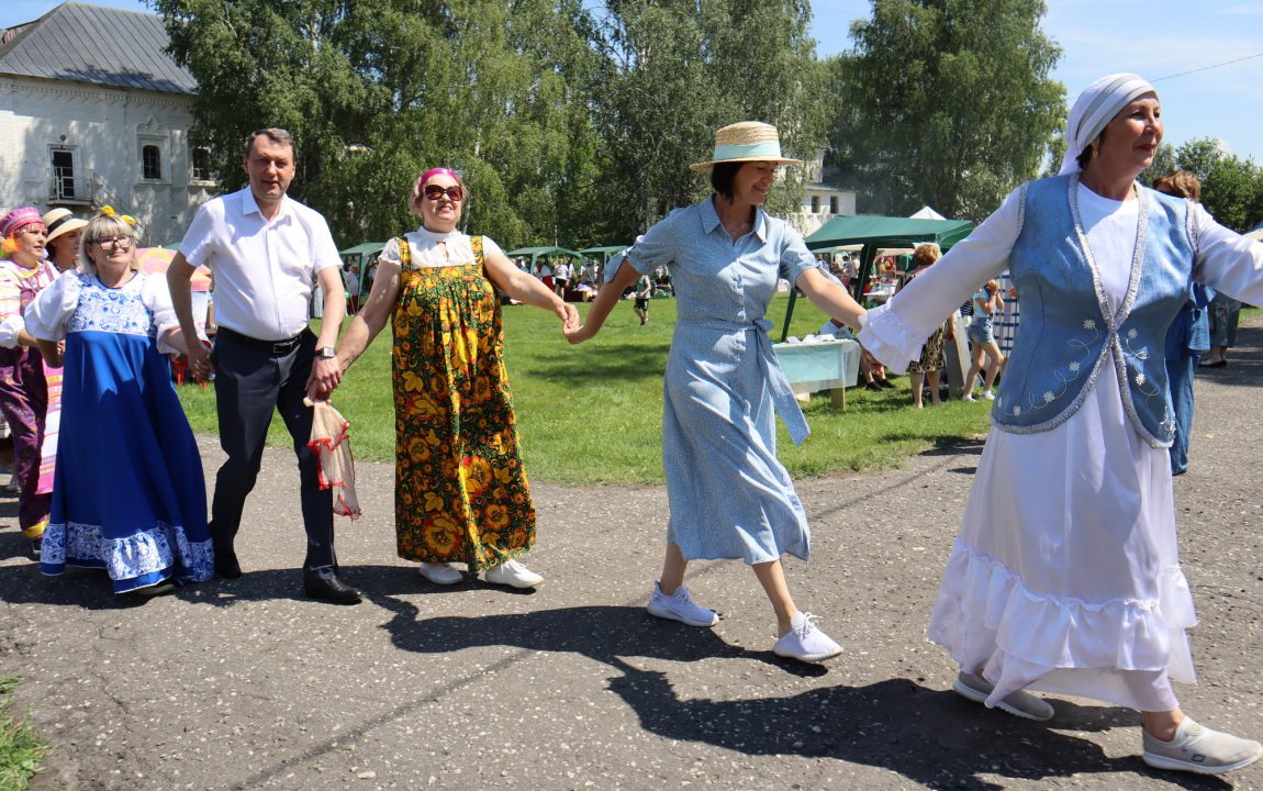 “ТИХВИНСКАЯ ЯРМАРКА” СОБИРАЕТ В РАДИЩЕВО ВСЁ БОЛЬШЕ ЛЮДЕЙ