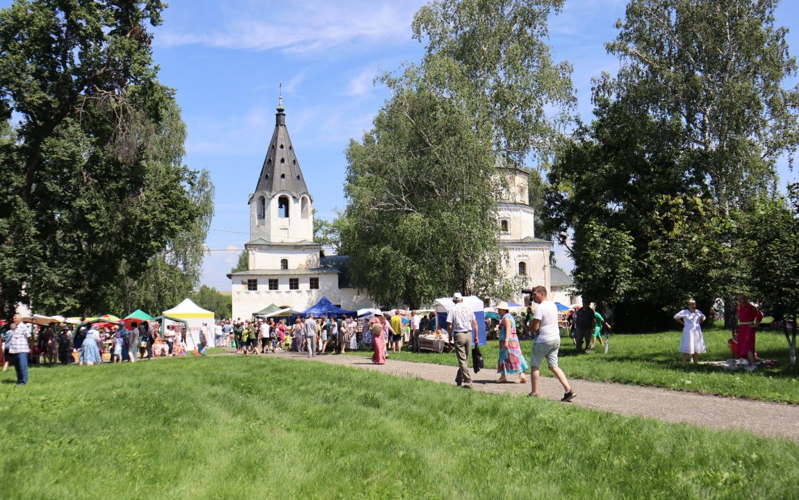 “ТИХВИНСКАЯ ЯРМАРКА” СОБИРАЕТ В РАДИЩЕВО ВСЁ БОЛЬШЕ ЛЮДЕЙ