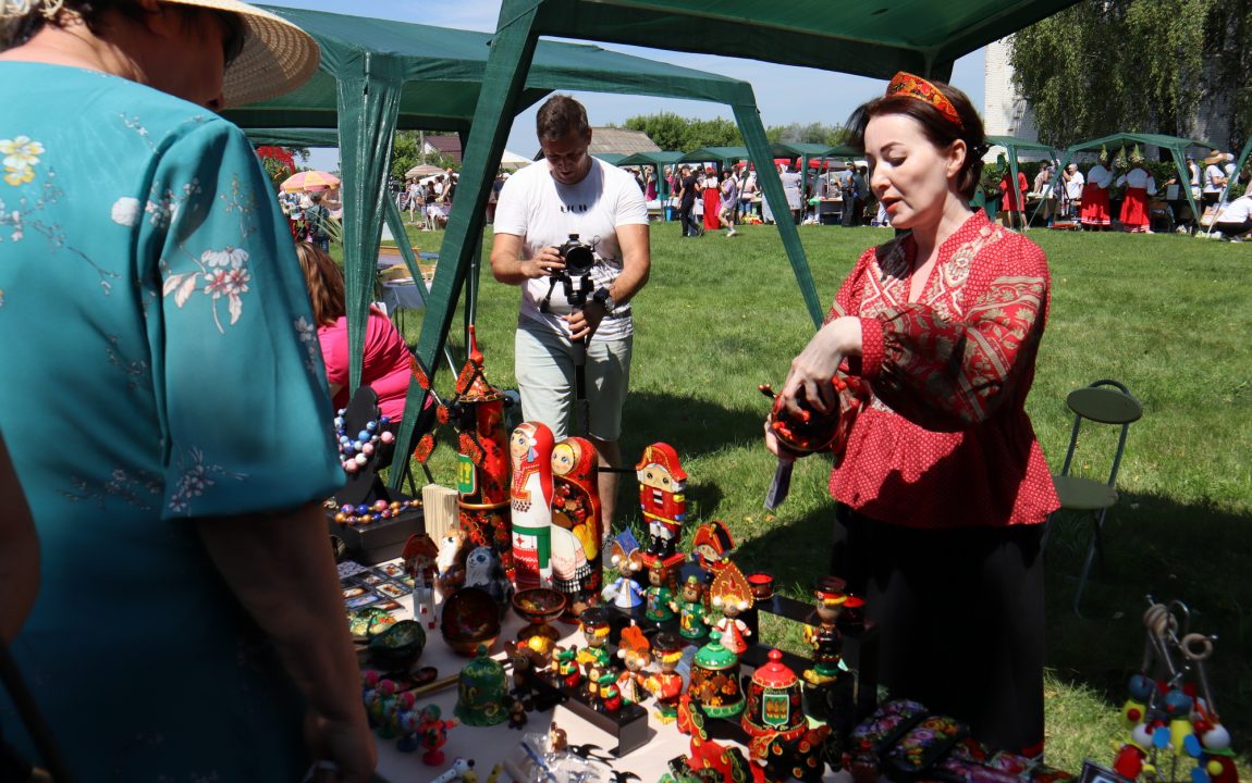 “ТИХВИНСКАЯ ЯРМАРКА” СОБИРАЕТ В РАДИЩЕВО ВСЁ БОЛЬШЕ ЛЮДЕЙ