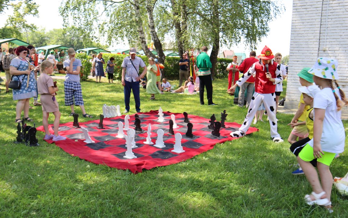 “ТИХВИНСКАЯ ЯРМАРКА” СОБИРАЕТ В РАДИЩЕВО ВСЁ БОЛЬШЕ ЛЮДЕЙ