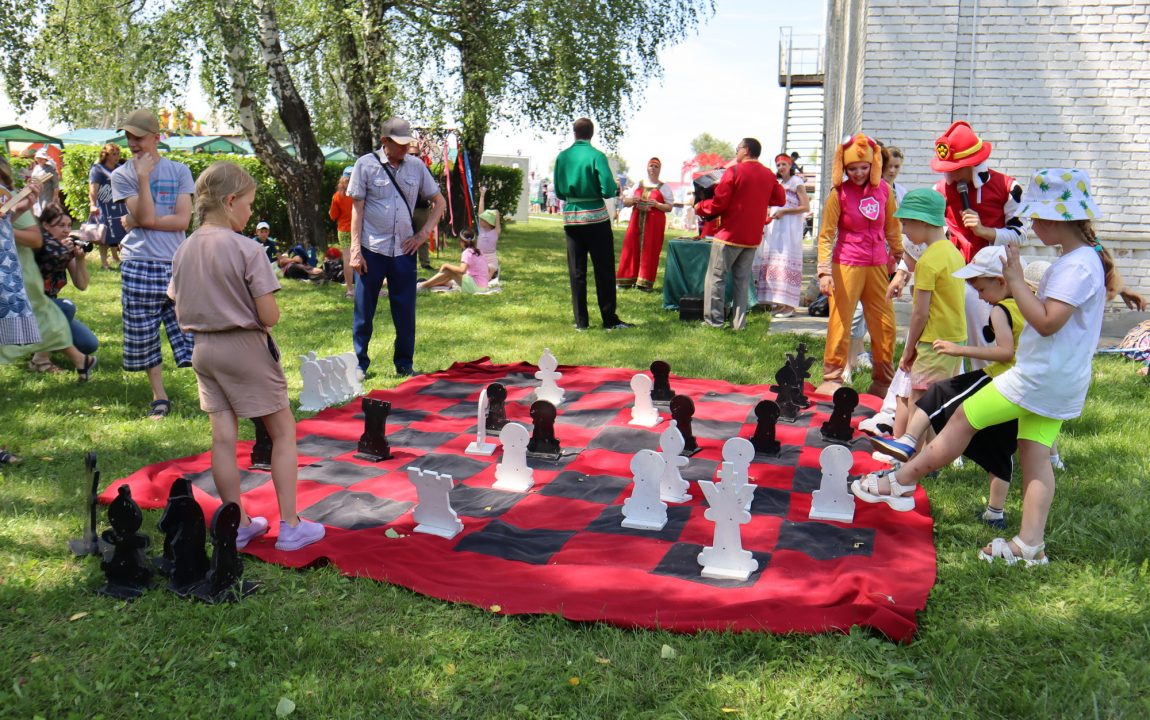 “ТИХВИНСКАЯ ЯРМАРКА” СОБИРАЕТ В РАДИЩЕВО ВСЁ БОЛЬШЕ ЛЮДЕЙ