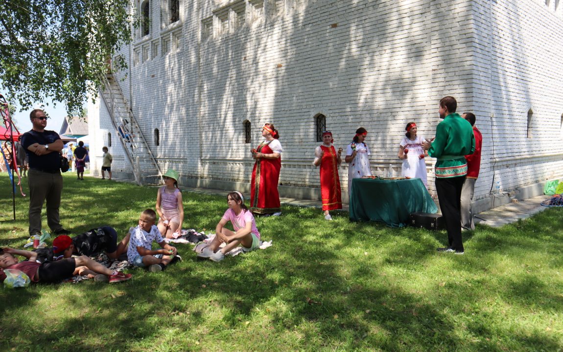 “ТИХВИНСКАЯ ЯРМАРКА” СОБИРАЕТ В РАДИЩЕВО ВСЁ БОЛЬШЕ ЛЮДЕЙ