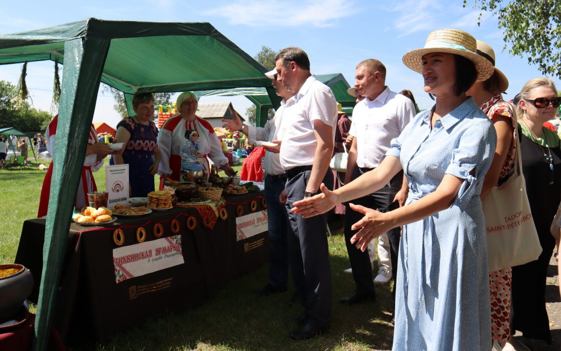 “ТИХВИНСКАЯ ЯРМАРКА” СОБИРАЕТ В РАДИЩЕВО ВСЁ БОЛЬШЕ ЛЮДЕЙ