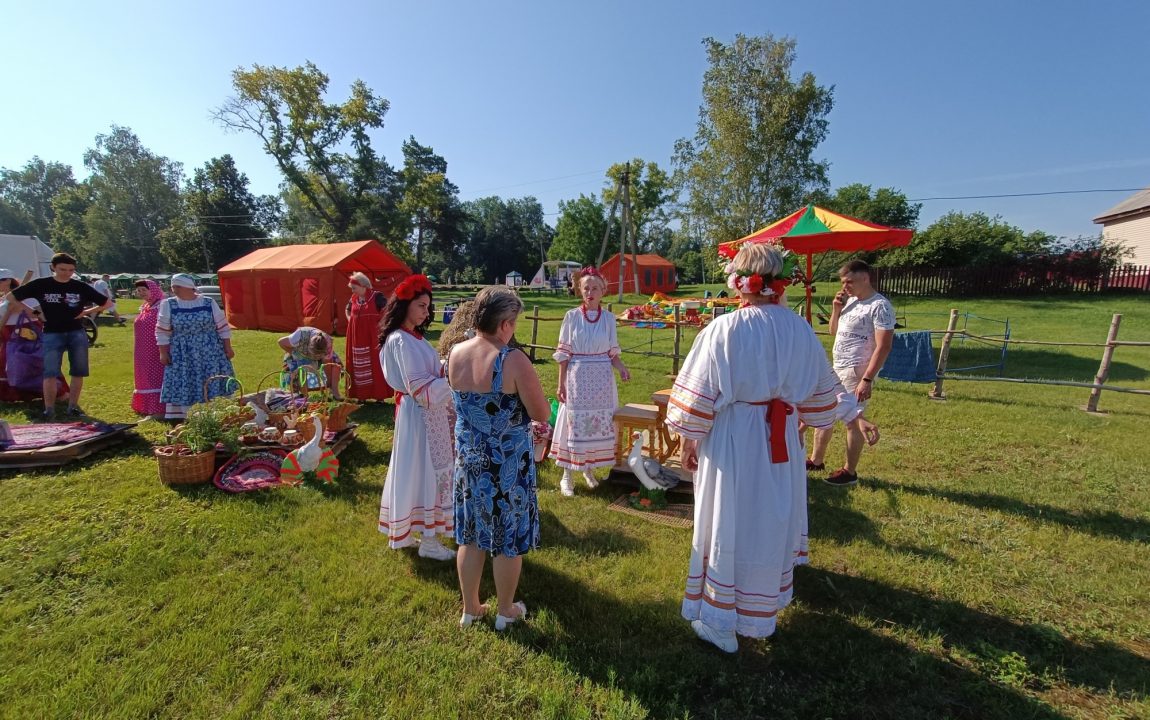 “ТИХВИНСКАЯ ЯРМАРКА” СОБИРАЕТ В РАДИЩЕВО ВСЁ БОЛЬШЕ ЛЮДЕЙ