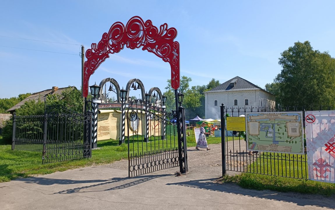 “ТИХВИНСКАЯ ЯРМАРКА” СОБИРАЕТ В РАДИЩЕВО ВСЁ БОЛЬШЕ ЛЮДЕЙ