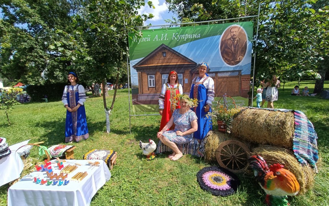 “ТИХВИНСКАЯ ЯРМАРКА” СОБИРАЕТ В РАДИЩЕВО ВСЁ БОЛЬШЕ ЛЮДЕЙ