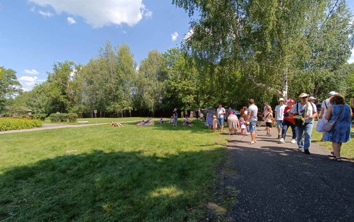 “ТИХВИНСКАЯ ЯРМАРКА” СОБИРАЕТ В РАДИЩЕВО ВСЁ БОЛЬШЕ ЛЮДЕЙ