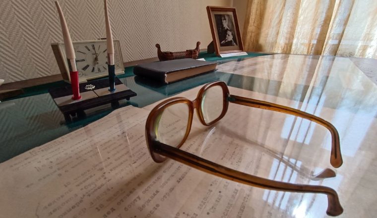 Мемориальные вещи отважного ледового капитана и талантливого художника слова — часть коллекции Литературного музея