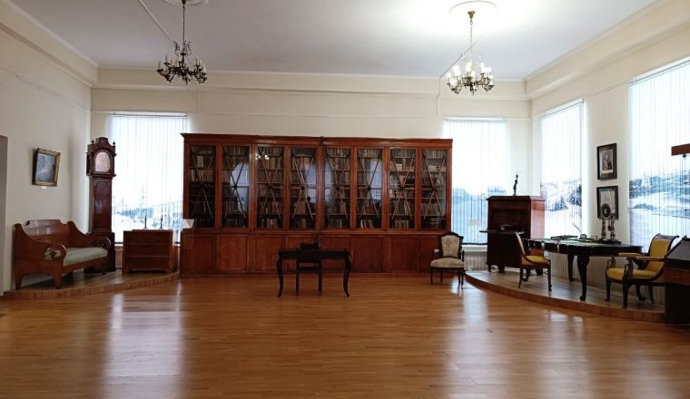 Один из лучших исторических образцов русской мебели эпохи классицизма украшает экспозицию Литературного музея