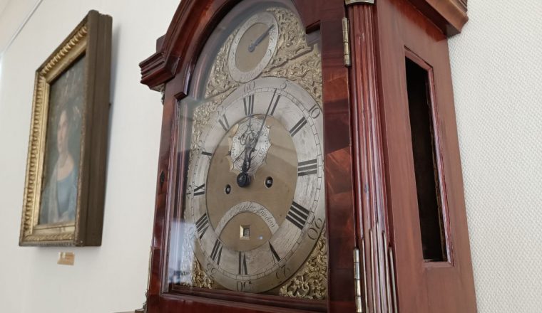 Один из образцов часового искусства представлен в залах Литературного музея