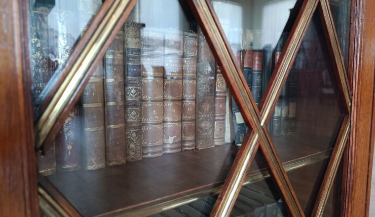 История одного экспоната: шкаф-витрина в стиле «Жакоб»