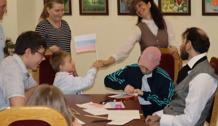 День Государственного флага России в Литературном музее отметили лекцией и мастер-классом