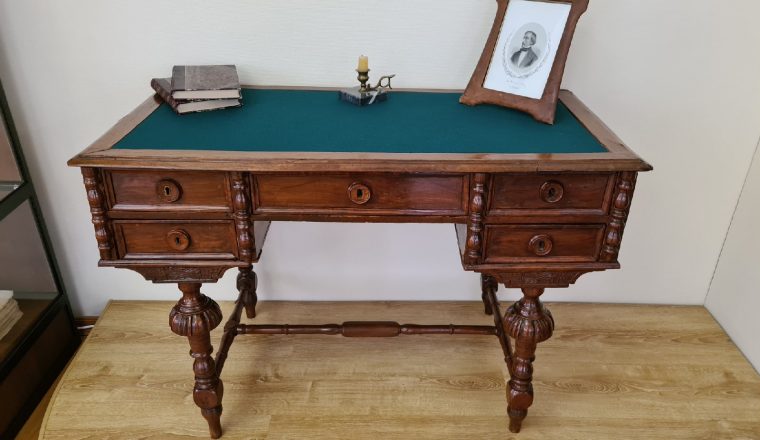 Новости от хранителей: письменный стол с «аглицким» сукном
