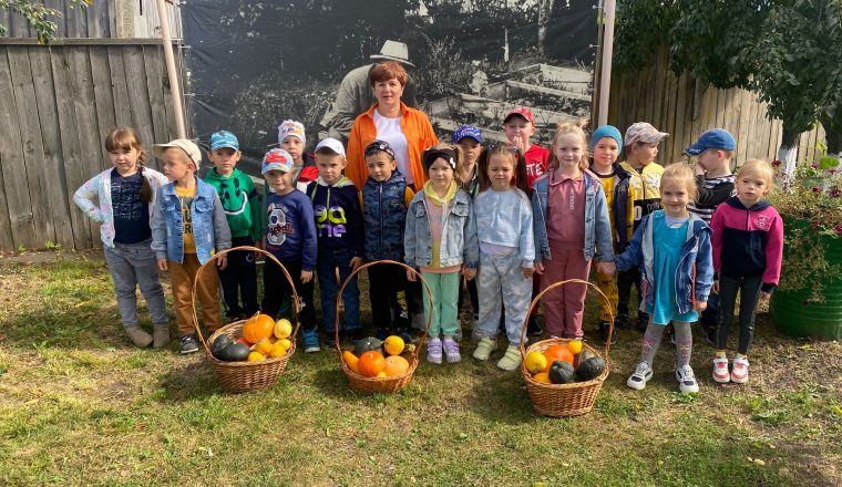 Наровчатские дети собирают урожай в Купринском саду