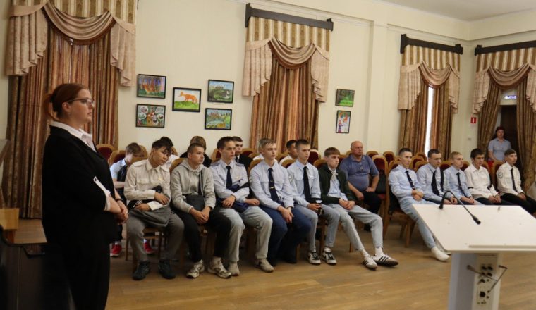 Студентам железнодорожного колледжа прочитали лекцию и провели экскурсию в Литературном музее