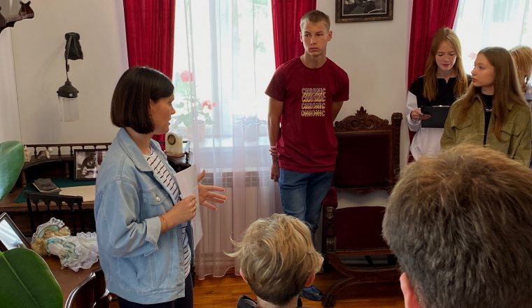 Посетители музея путешествуют по Балаклаве с Куприным