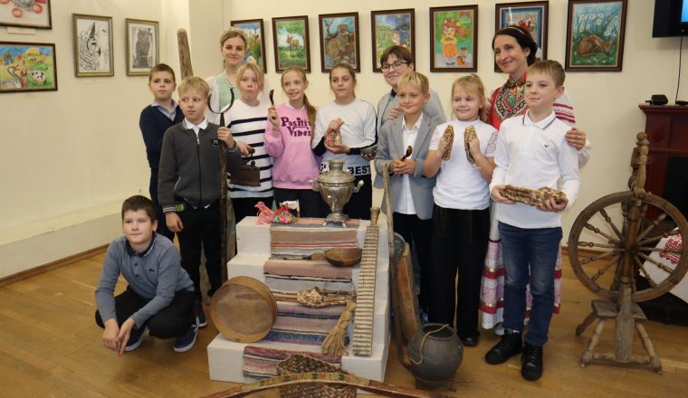 Школьники закрепили пройденный материал на тактильном мероприятии Литературного музея