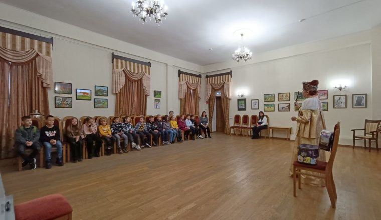 Пензенские школьники начали каникулы в «сказочной стране» Литературного музея