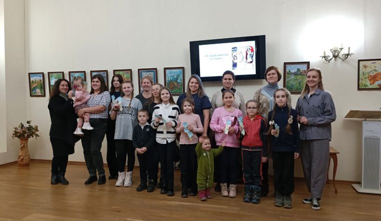 Подопечные социального центра создали книжные закладки на мастер-классе в Литературном музее