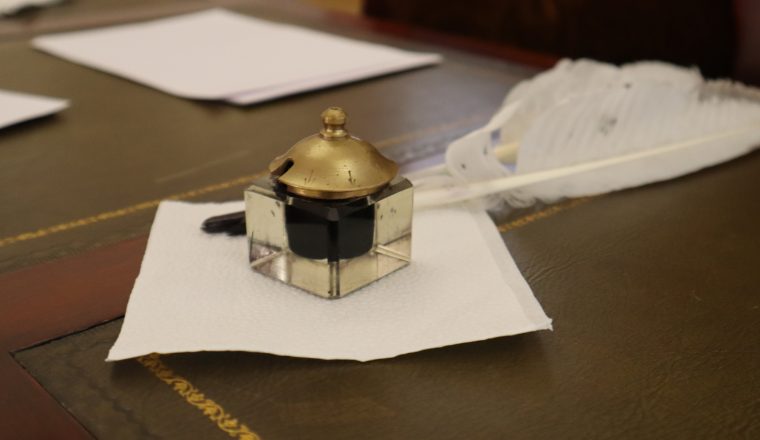 А Вы умеете писать пером и чернилами?