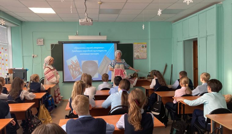 Сотрудники Литературного музея побывали в школе с тактильной программой