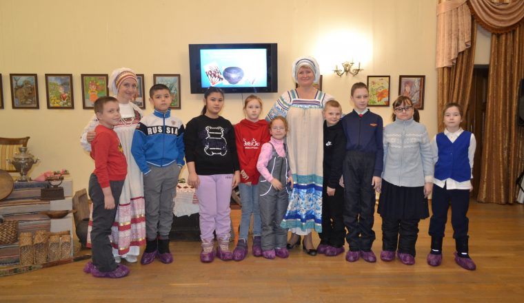 Воспитанники пензенского социального центра изучили народную культуру на тактильном занятии в Литературном музее