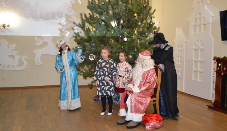 Новогодние ёлки продолжают череду праздничных мероприятий в Литературном музее