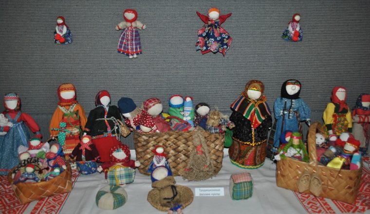 «Хоровод народных кукол» представили на выставке в музее