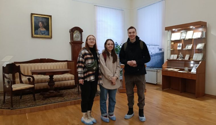 Гости Пензы начали знакомство с городом с Литературного музея