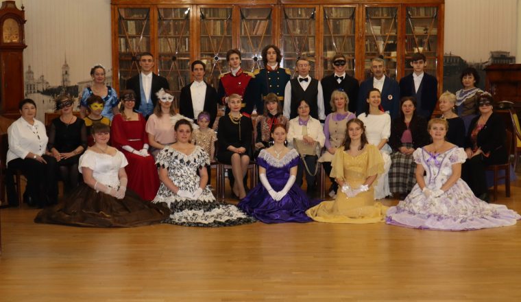 «Лучшее завершение новогодних праздников»: в Литературном музее состоялся бал-маскарад