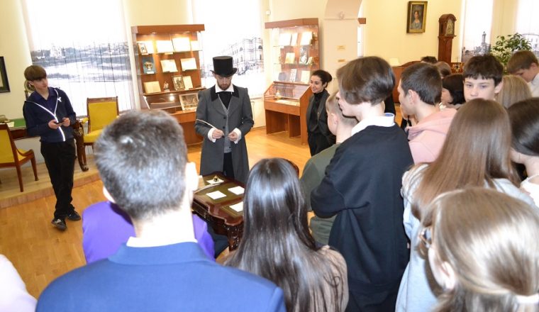 Учащимся рассказали о «сокровищах литературного дома» на экскурсии приуроченной 85-й годовщине образования Пензенской области