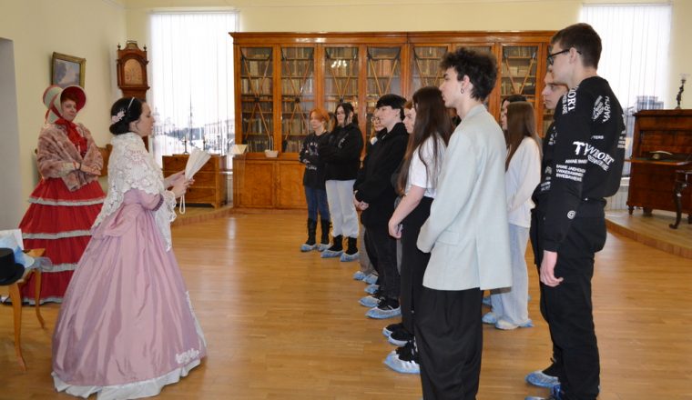 Написать пером и поиграть в салонные игры можно на экскурсии в Литературном музее