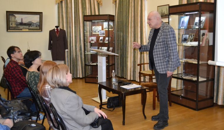 «По золотым следам Мариенгофа» прогулялись посетители лекции Михаила Шапошникова