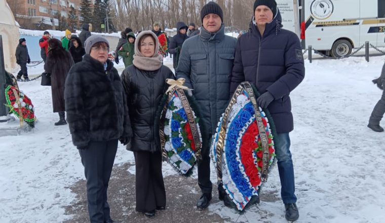 В День защитника Отечества сотрудники Литературного музея приняли участие в возложении венков героям-землякам