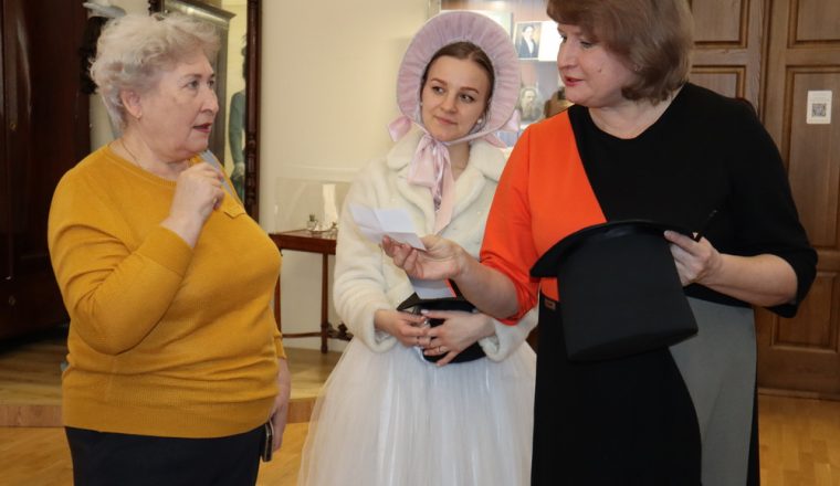 Гости из социального центра выбрали Литературный музей в преддверии Дня защитника Отечества