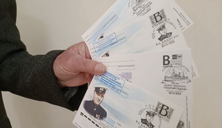 К открытию выставки Литературному музею подарили новые экспонаты