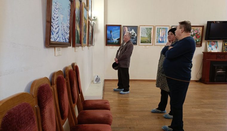 В рамках проекта «Культура — пенсионерам» гости посетили выставку детского рисунка