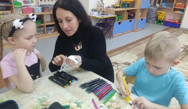 Сотрудники Литературного музея провели мастер-класс «Кошка на ладошке» для дошколят