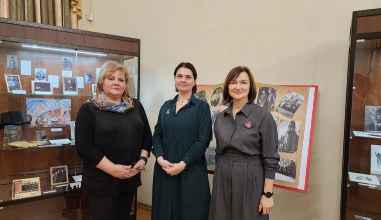 Выставка «М.Е.М. (Мейерхольд, Есенин, Мариенгоф)», приуроченная к 150-летию со дня рождения В.Э.Мейерхольда, открылась в Литературном музее!